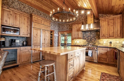 Saranac Lake Casa | Frente al lago, playa de arena, increíbles puestas de sol y vistas a la montaña