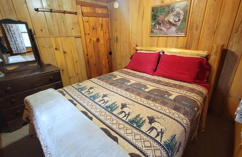 Arbor Vitae Cabina | Four Season Three Bedroom Cabin with private dock, firepit, kayaks/paddle boards