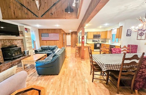 Wilmington Casa | Four Season Vermont Getaway with Hot Tub