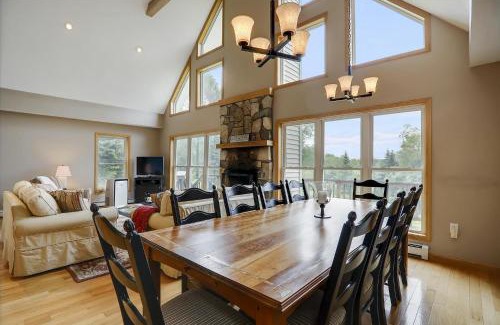 Waterbury Center Casa | Four Seasons Chalet