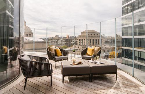 Back Bay Hotel | Four Seasons Hotel One Dalton Street, Boston