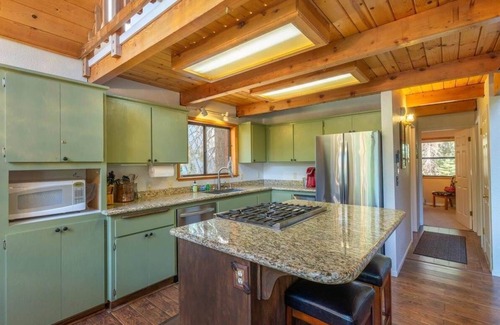 Pla-Vada Woodlands Cabina | Four seasons Mountain Chalet close to ski resorts