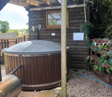 Kington Cabina | Four seasons with hot tub Country retreat