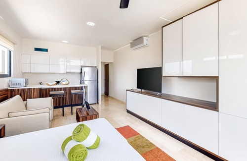 Barrio Zama Apartamento | Fourth-floor studio with rooftop pool, partial A/C, city views, & balcony