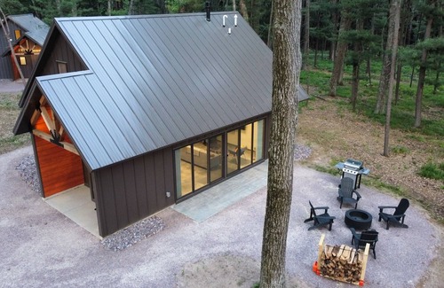 Wisconsin Dells Cabina | Fox Cabin @ Orange Tractor Retreat: 3BR ADA accessible cabin on 40 private acres