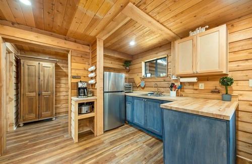 West Village Cabina | Fox Den Cabin - Heart of Shaver Lake Village! Pet Friendly