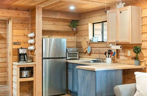 West Village Cabina | Fox Den Cabin - Heart of Shaver Lake Village! Pet Friendly