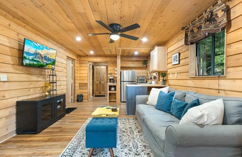 West Village Cabina | Fox Den Cabin - Heart of Shaver Lake Village! Pet Friendly