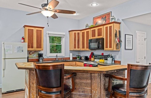Luray Cabina | Fox Den — Hot Tub, Fire Pit, Steps to River