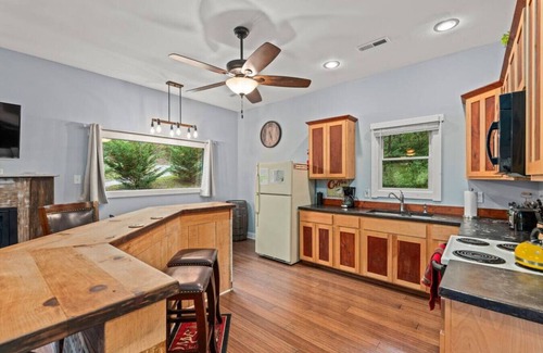 Luray Cabina | Fox Den — Hot Tub, Fire Pit, Steps to River