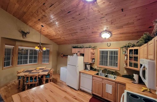 Indian Mountain Cabina | Fox Hole - Serene & Secluded Private Cabin Hot Tub