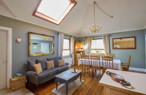 County Meath Casa | Fox House Sleeps 8 w Parking 5 min to Kilmessan