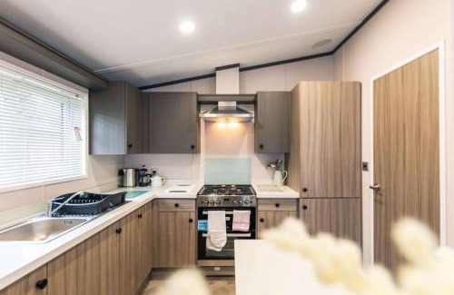 Allerthorpe Casa | Fox Lodge with Hot Tub