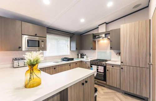 Allerthorpe Casa | Fox Lodge with Hot Tub