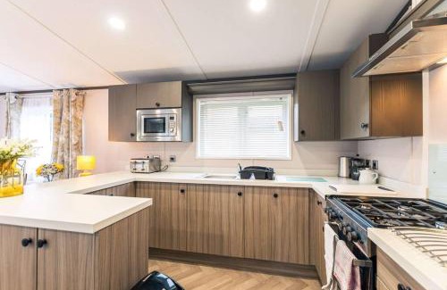 Allerthorpe Casa | Fox Lodge with Hot Tub
