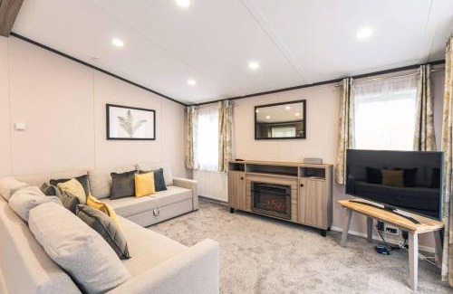 Allerthorpe Casa | Fox Lodge with Hot Tub
