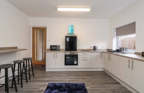 West Heslerton Cabaña | FOX RETREAT, pet friendly, with hot tub in Sherburn