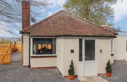 West Heslerton Cabaña | FOX RETREAT, pet friendly, with hot tub in Sherburn