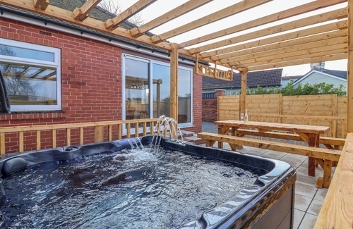 West Heslerton Cabaña | FOX RETREAT, pet friendly, with hot tub in Sherburn