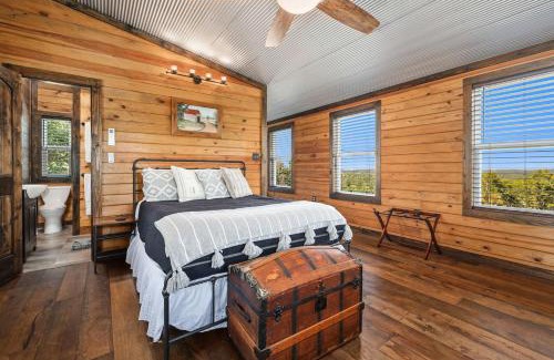 Eureka Springs Casa | Fox Wood Cabin, Hot Tub, Mountain Views