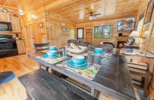 Pigeon Forge Cabina | Foxes' Den Cabin with Private Hot Tub and Arcade Game by RedAwning