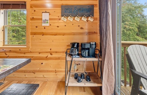 Pigeon Forge Cabina | Foxes' Den Cabin with Private Hot Tub and Arcade Game by RedAwning