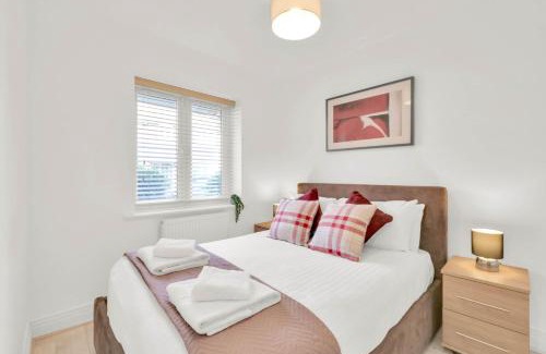 Slough Casa | Foxherne 6BDR 3BA Serviced House with Parking - Slough By 360Stays