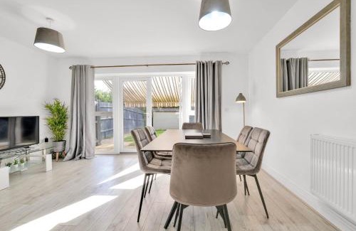 Slough Casa | Foxherne 6BDR 3BA Serviced House with Parking - Slough By 360Stays