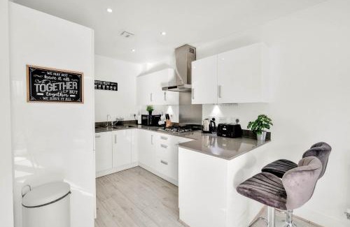 Slough Casa | Foxherne 6BDR 3BA Serviced House with Parking - Slough By 360Stays