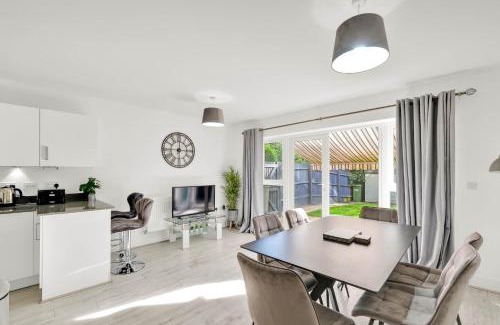 Slough Casa | Foxherne 6BDR 3BA Serviced House with Parking - Slough By 360Stays