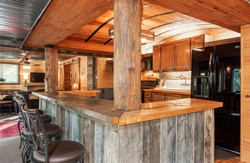 Zirconia Cabina | Foxwood Cabin / Hot Tub, Wifi, Pet Friendly, Easy Access