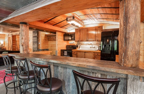Zirconia Cabina | Foxwood Cabin / Hot Tub, Wifi, Pet Friendly, Easy Access
