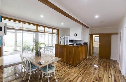 Kirwans Bridge Casa | Foxy Lodge - Lakeside Getaway