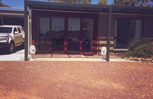 Kirwans Bridge Casa | Foxy Lodge - Lakeside Getaway