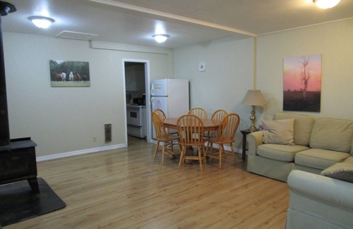 Bonnechere Valley Apartamento | Foymount Farm stay with horses, Family and pet friendly