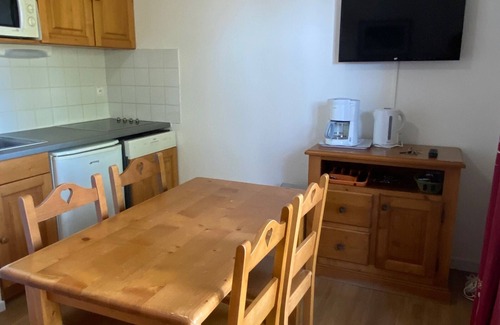 Besse-et-Saint-Anastaise Apartamento | Apartamento con terraza y piscina cerca de la naturaleza en Super-Besse