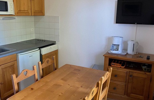 Besse-et-Saint-Anastaise Apartamento | Apartamento con terraza y piscina cerca de la naturaleza en Super-Besse