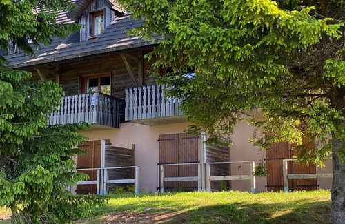 Besse-et-Saint-Anastaise Apartamento | Apartamento con terraza y piscina cerca de la naturaleza en Super-Besse