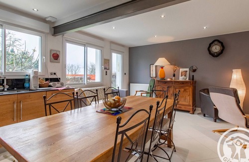 Saint-Georges-des-Gardes Cabaña | Casa renovada con jardín y cerca de atracciones: perfecta para familias o teletrabajo