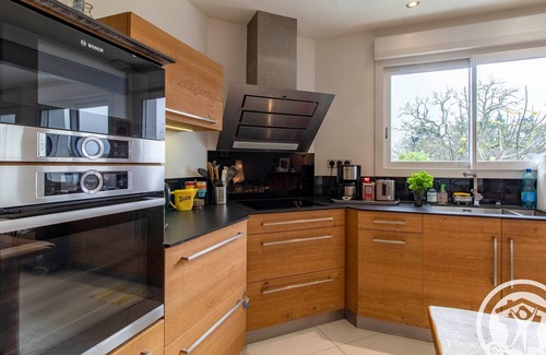 Saint-Georges-des-Gardes Cabaña | Casa renovada con jardín y cerca de atracciones: perfecta para familias o teletrabajo