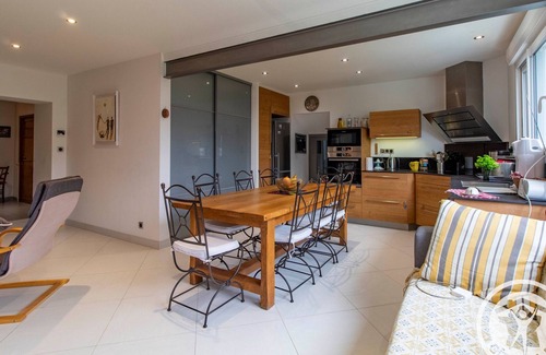 Saint-Georges-des-Gardes Cabaña | Casa renovada con jardín y cerca de atracciones: perfecta para familias o teletrabajo