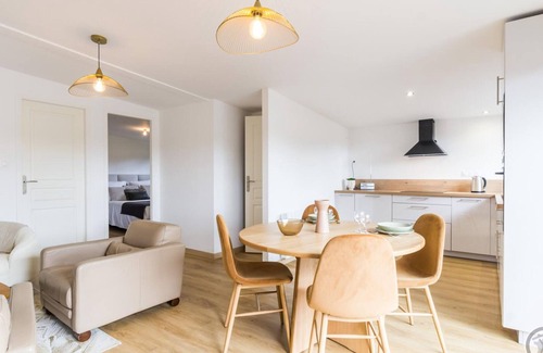 Tourlaville Cabaña | Casa contemporánea con terraza, cerca de playas y comercios