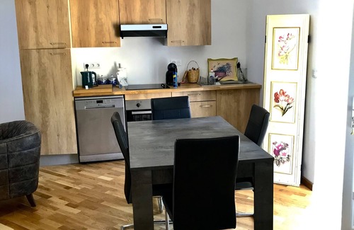 Javerlhac-et-la-Chapelle-St-Robert Casa | La Libellule is a one bedroom barn with a sofa bed in the lounge