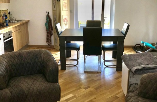 Javerlhac-et-la-Chapelle-St-Robert Casa | La Libellule is a one bedroom barn with a sofa bed in the lounge