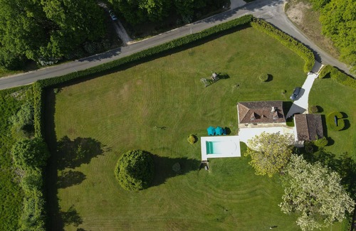 Rouffignac-Saint-Cernin-de-Reilhac Casa | Relájese y disfrute de la antigua cabaña de piedra con piscina climatizada.