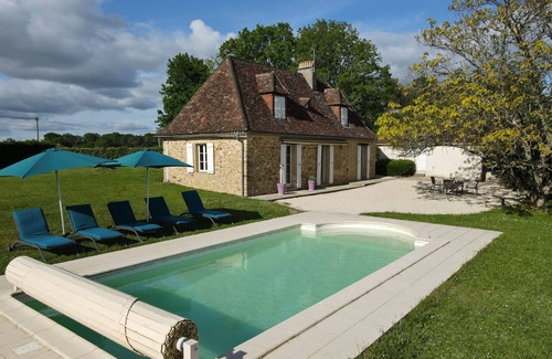 Rouffignac-Saint-Cernin-de-Reilhac Casa | Relájese y disfrute de la antigua cabaña de piedra con piscina climatizada.