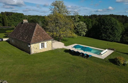 Rouffignac-Saint-Cernin-de-Reilhac Casa | Relájese y disfrute de la antigua cabaña de piedra con piscina climatizada.
