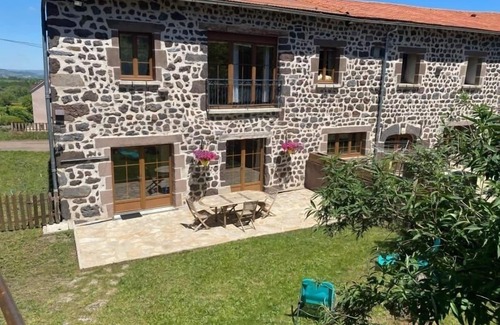 Saint-Christophe-sur-Dolaison Cabaña | Casa rural en granja en Saint-Christophe-sur-Dolaison con terraza y habitaciones privadas