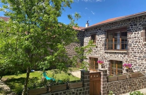 Saint-Christophe-sur-Dolaison Cabaña | Casa rural en granja en Saint-Christophe-sur-Dolaison con terraza y habitaciones privadas