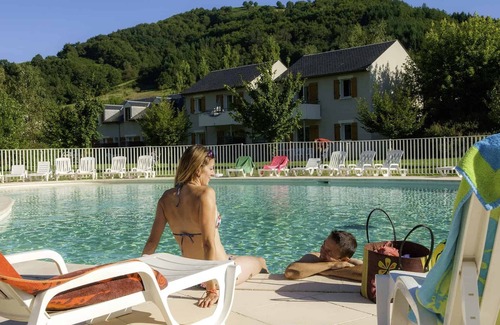 Saint-Geniez-d'Olt Condominio | Charmante Résidence au Pied du Plateau de L'aubrac Saint Geniez D'olt 2 Piscine